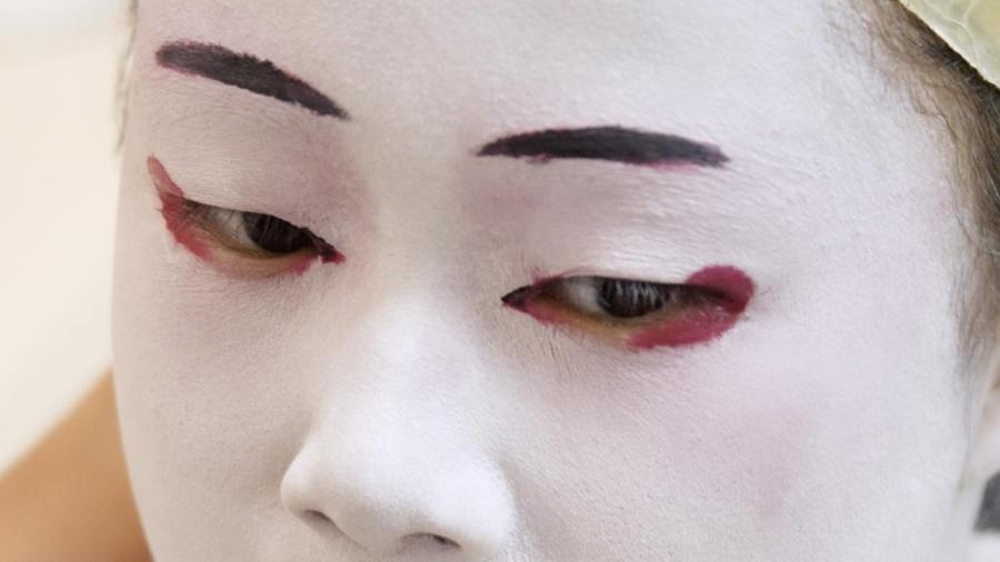 why-do-japanese-women-paint-their-faces-white