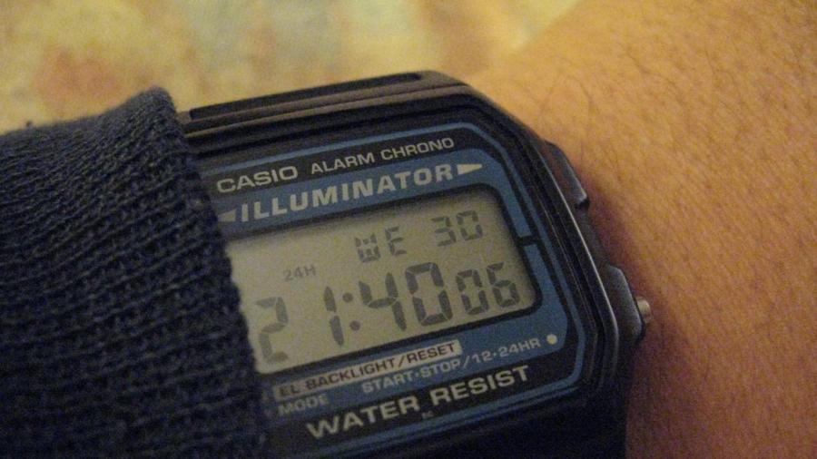 How Do You Set the Time on a Casio Illuminator Watch?